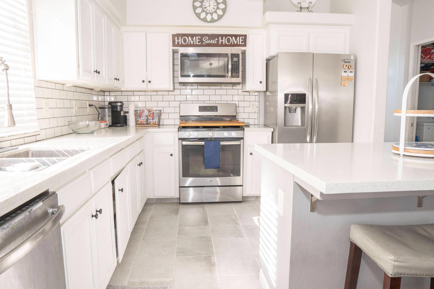 5491 W Roberts Avenue