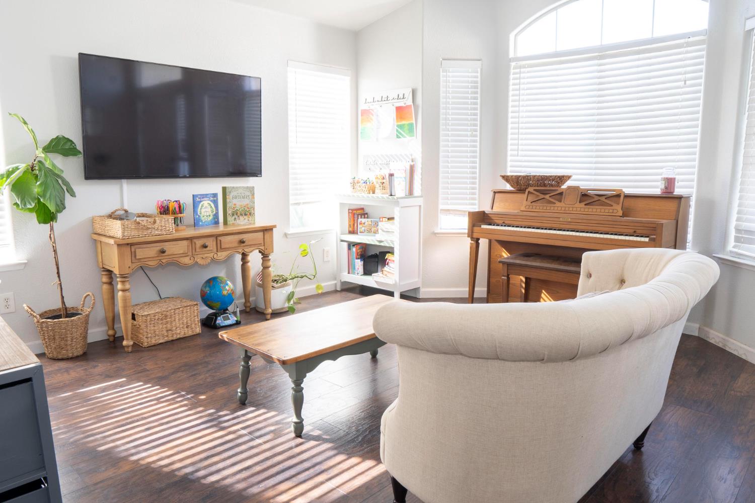 5491 W Roberts Avenue