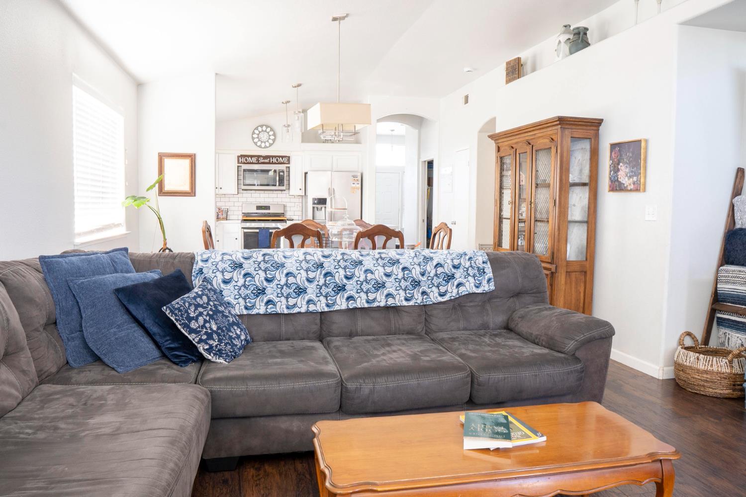 5491 W Roberts Avenue