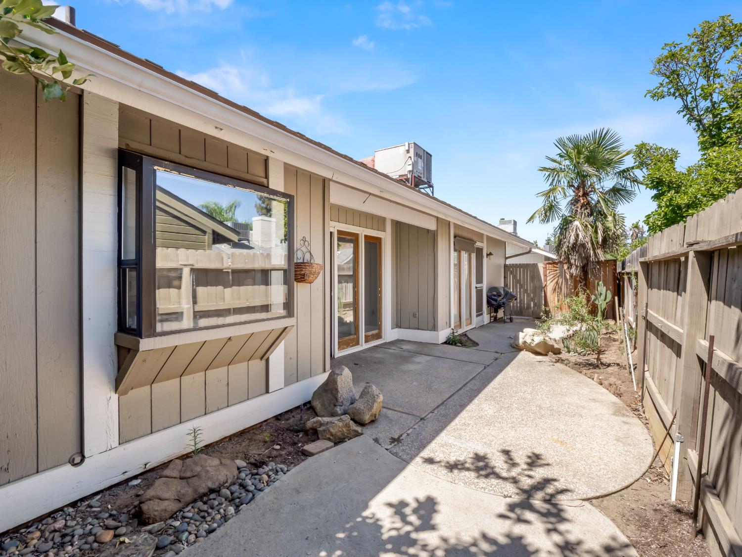 217 E Cole Avenue