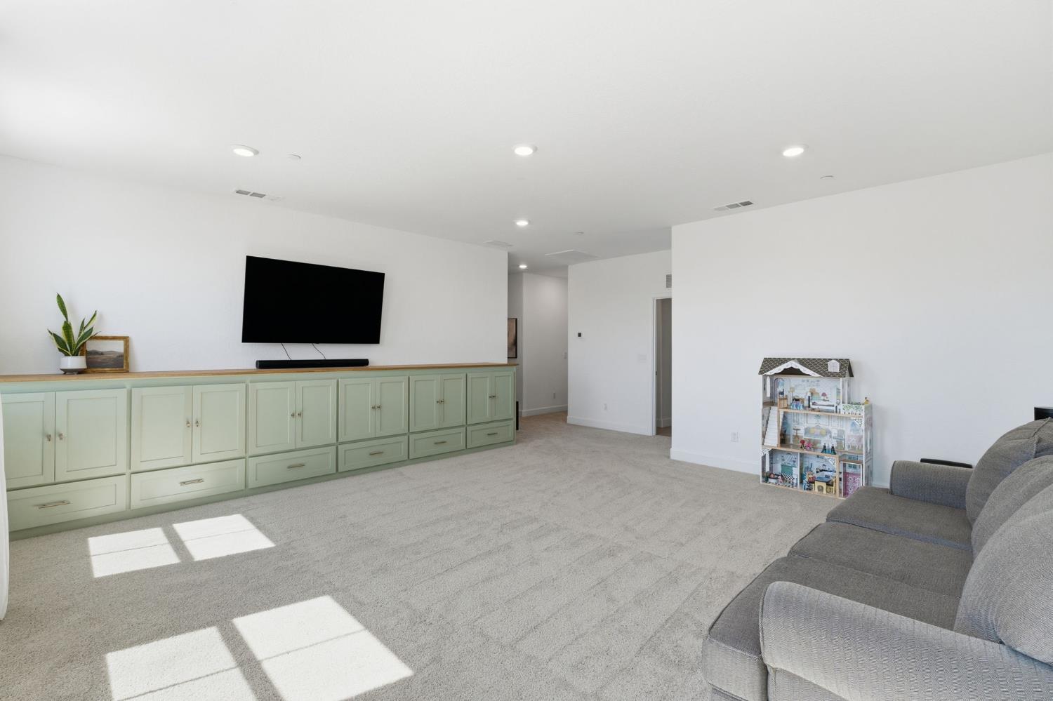 186 Sentinel Drive S