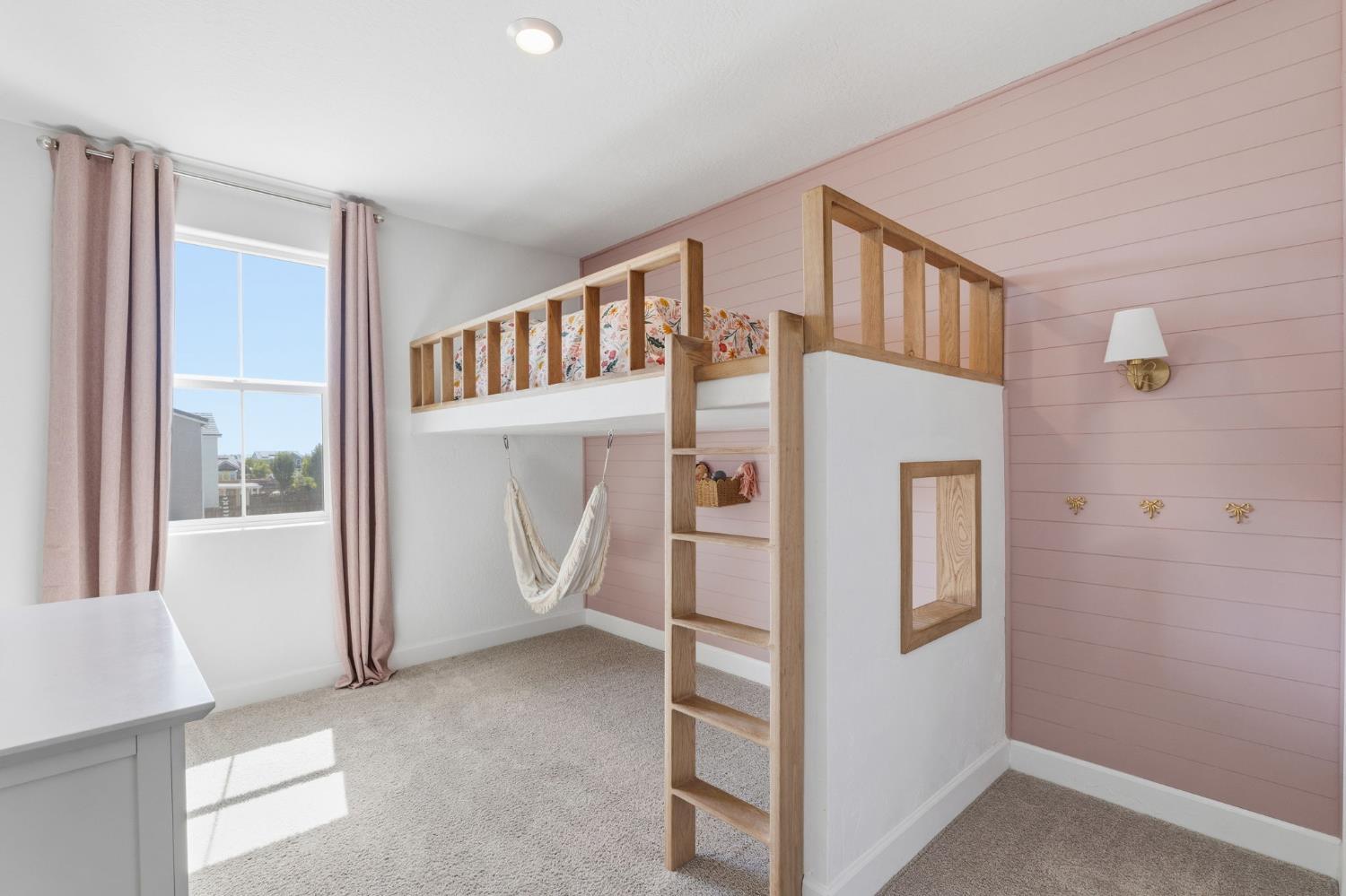 186 Sentinel Drive S