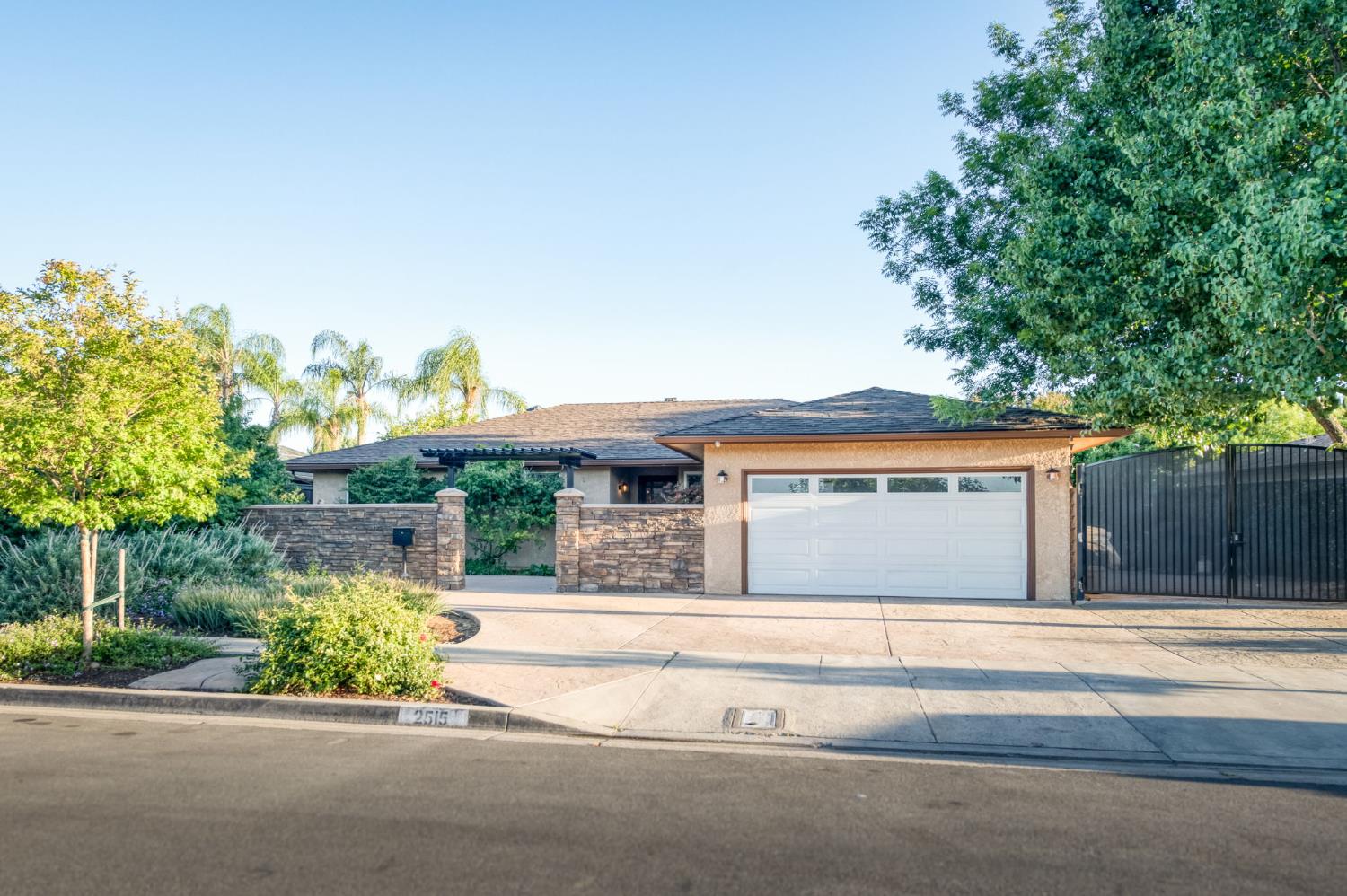2515 E Los Altos Avenue