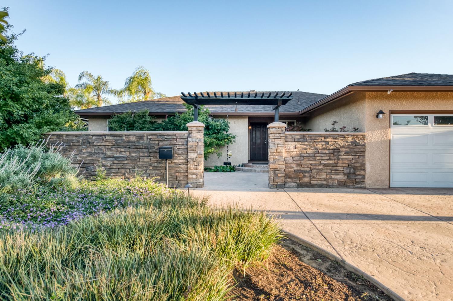 2515 E Los Altos Avenue