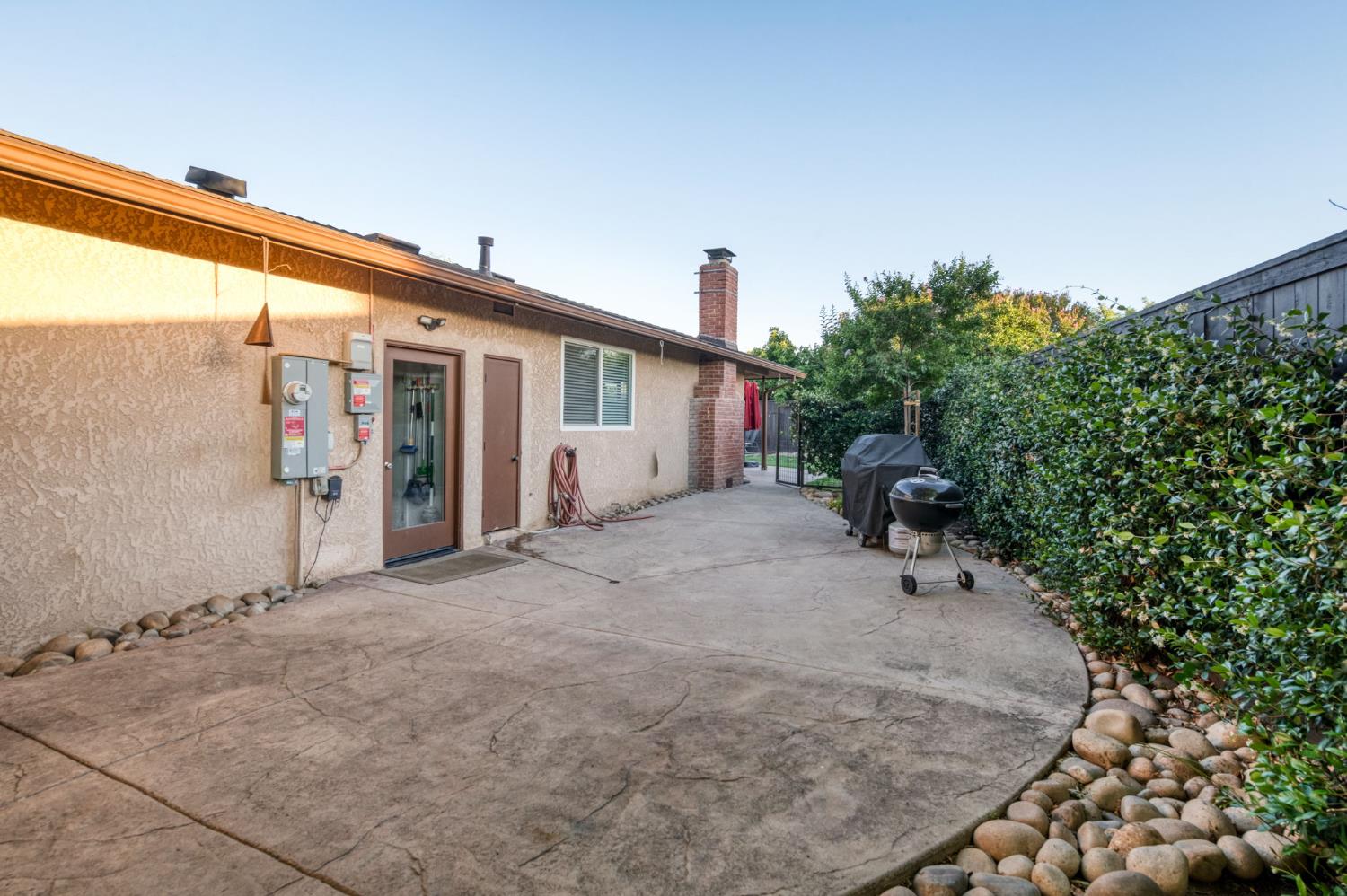 2515 E Los Altos Avenue