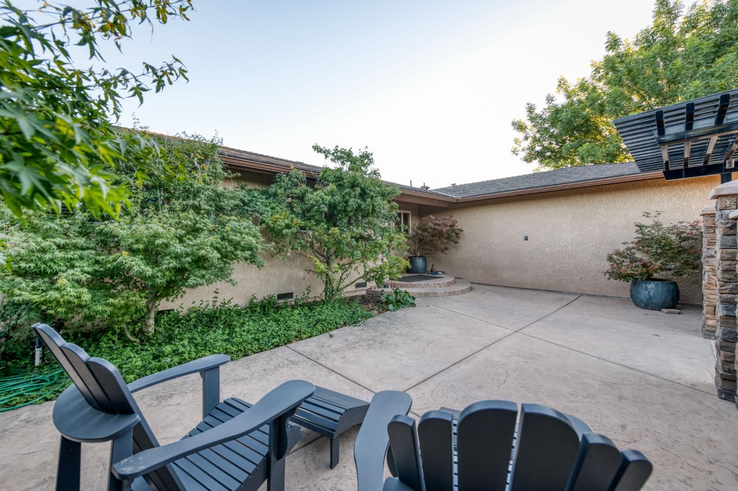 2515 E Los Altos Avenue
