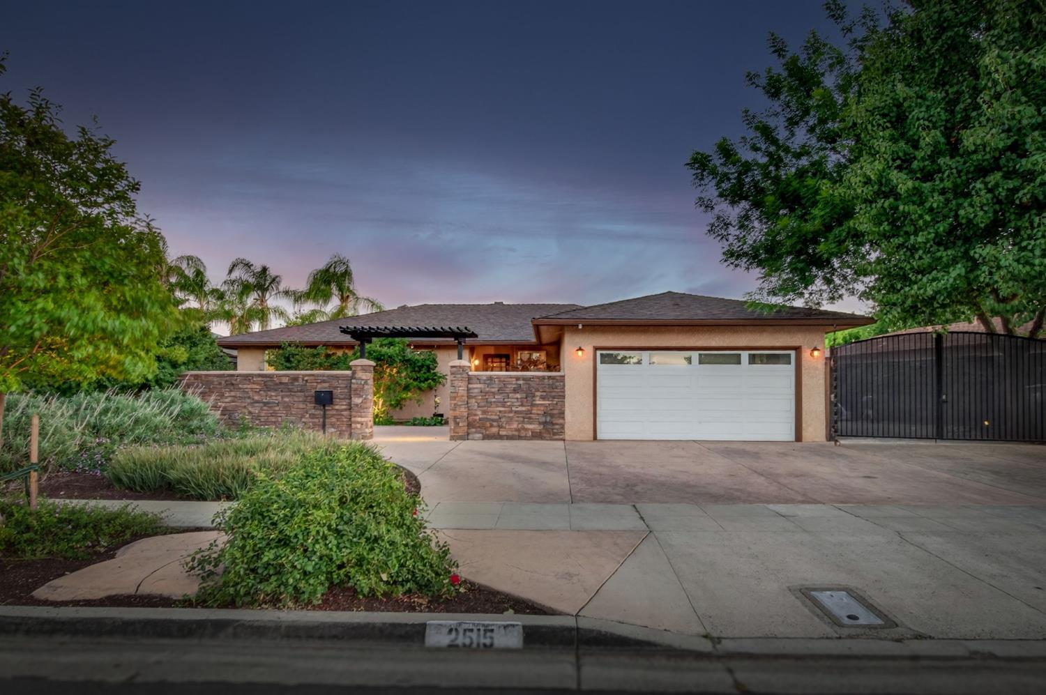 2515 E Los Altos Avenue