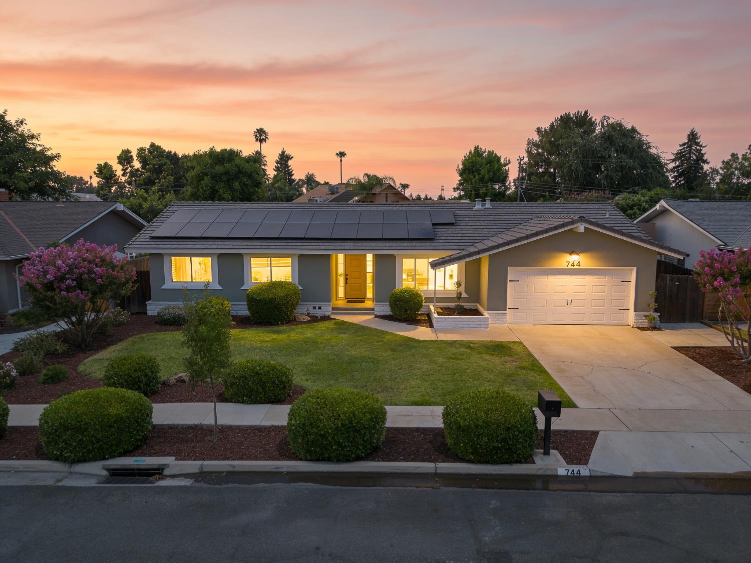 744 W Palo Alto Avenue