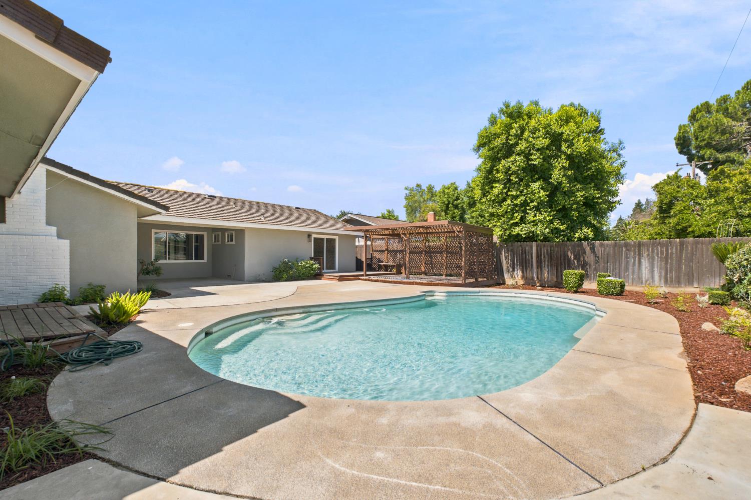 744 W Palo Alto Avenue