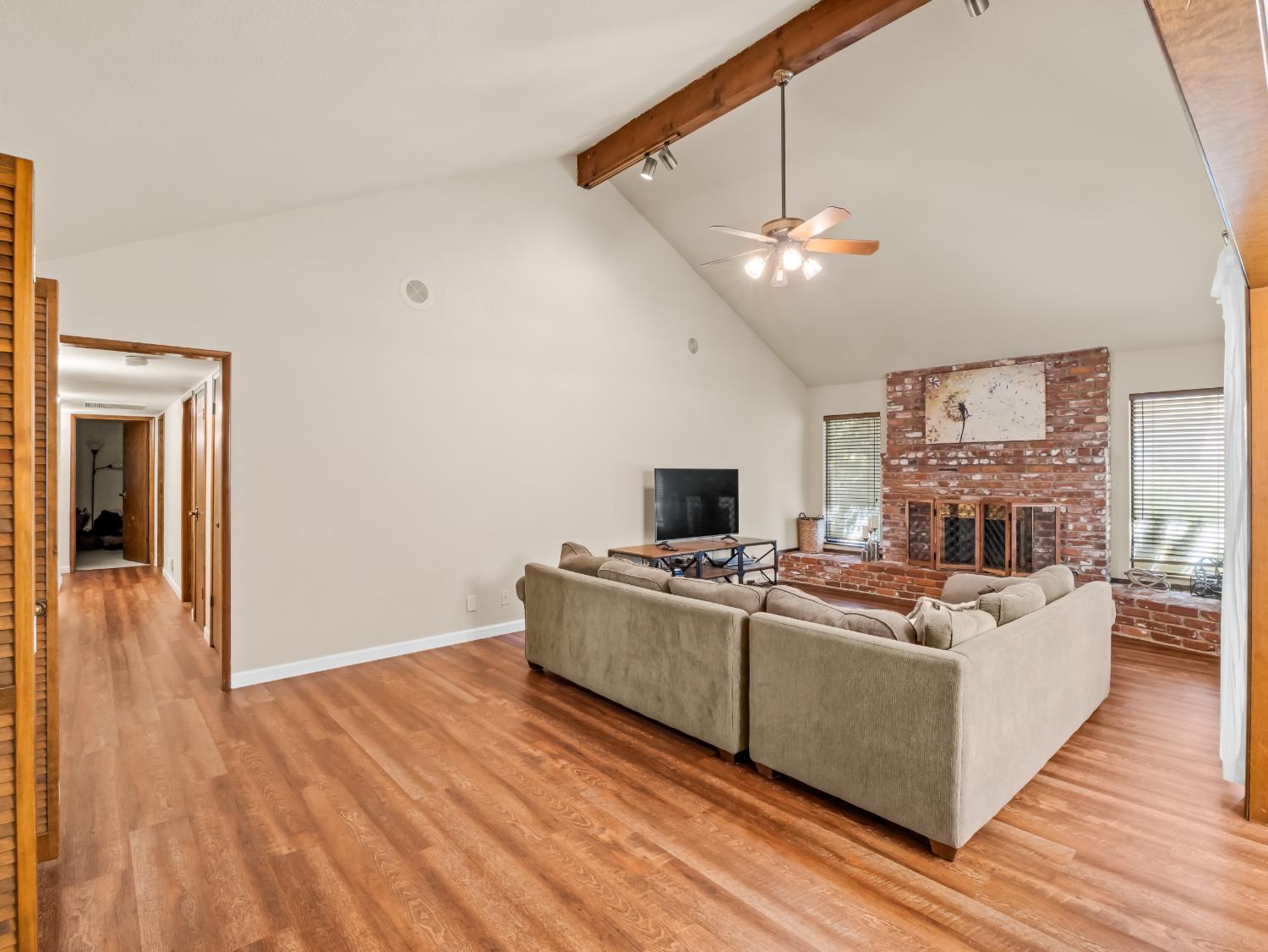 1563 E Fallbrook Avenue