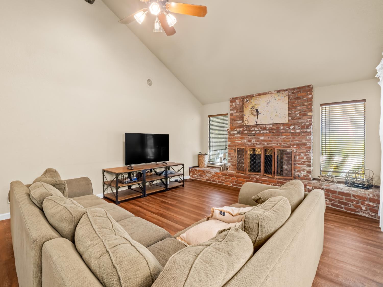 1563 E Fallbrook Avenue