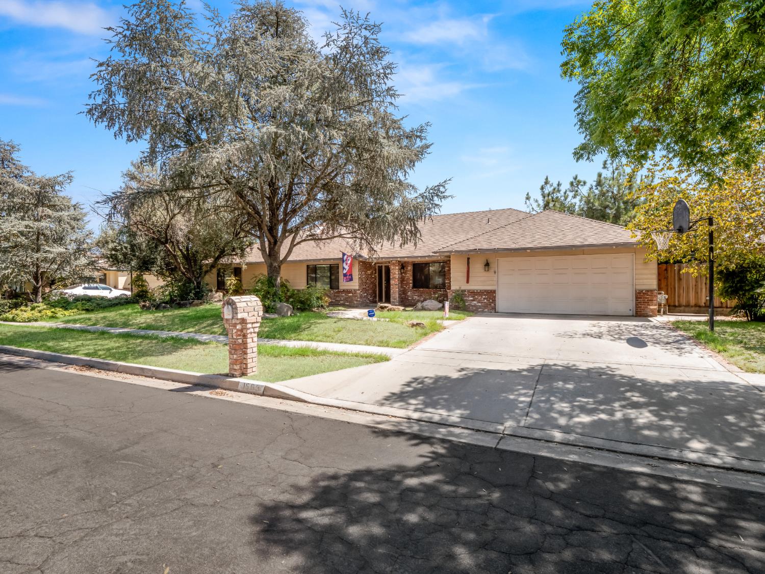 1563 E Fallbrook Avenue