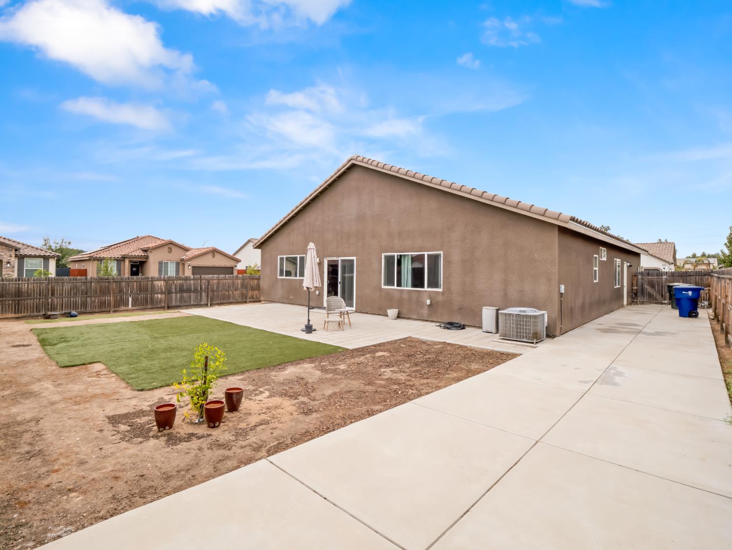 6033 E Kerckhoff Avenue