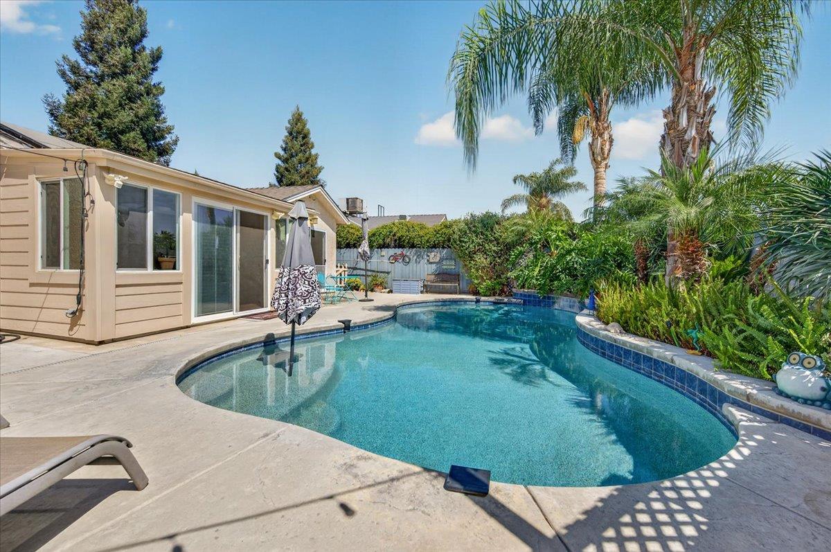 5607 W Hedges Avenue