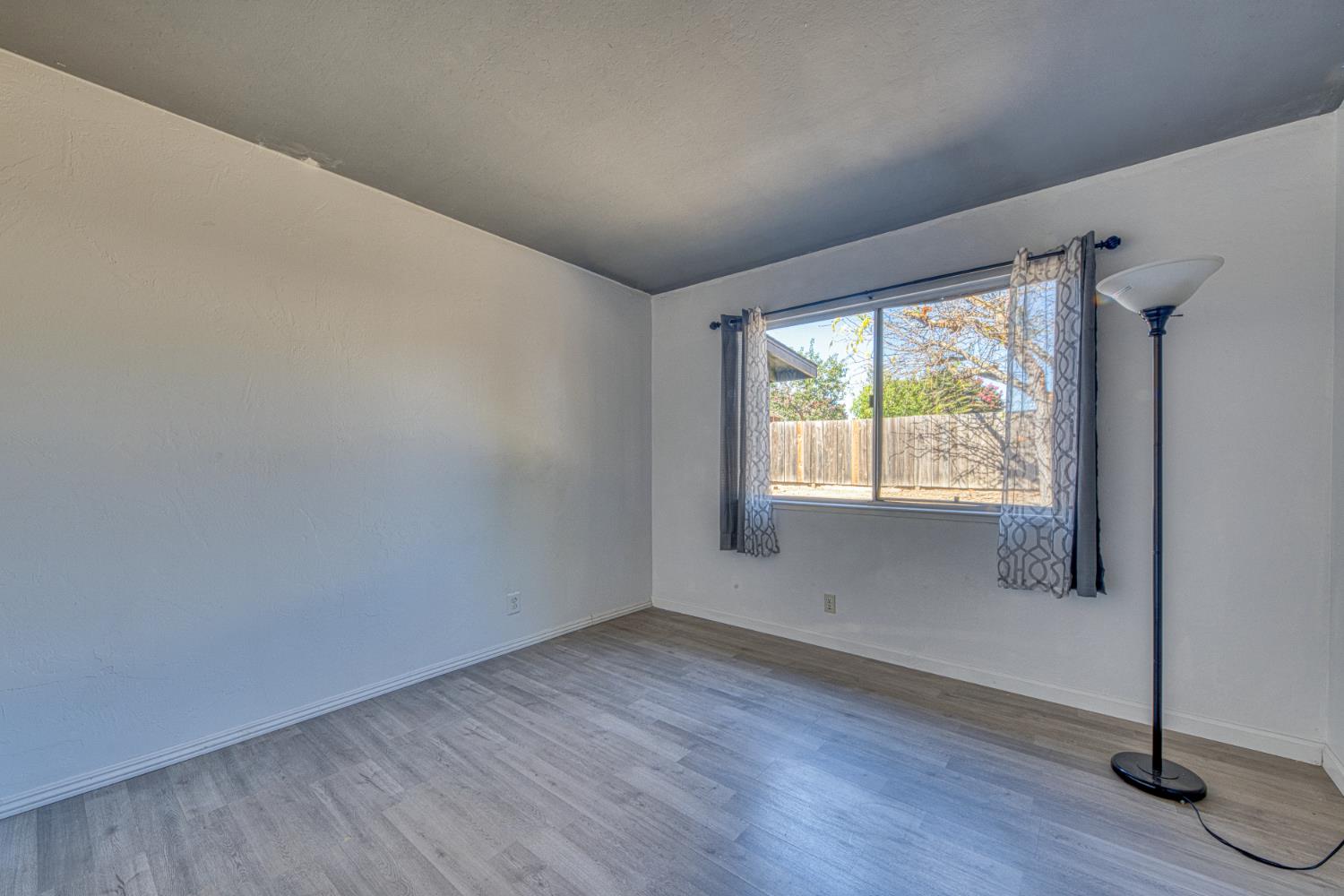 290 Carnoble Dr