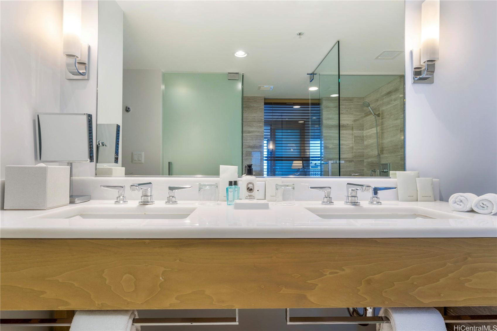 383 Kalaimoku Street E1405