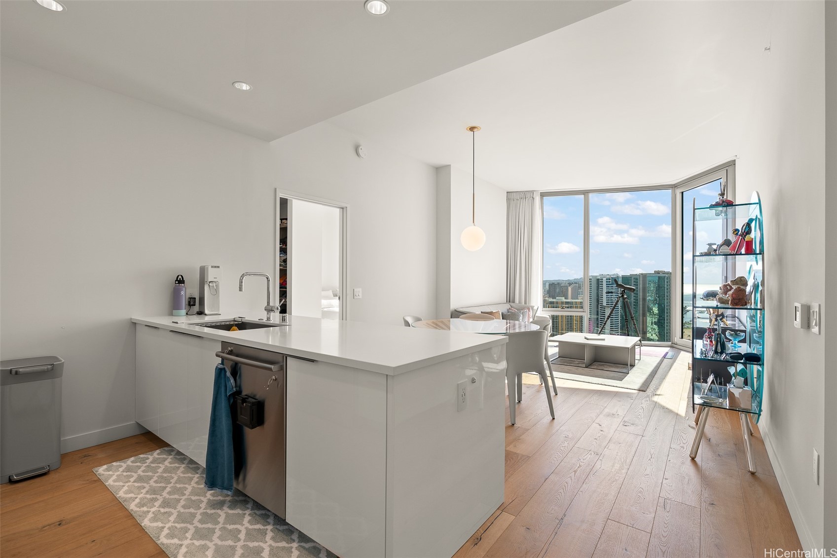 1001 Queen Street PH 3904