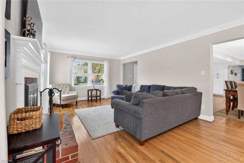 728 Queen Elizabeth DR