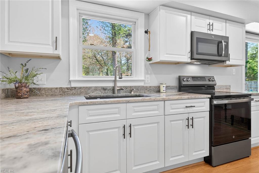 728 Queen Elizabeth DR