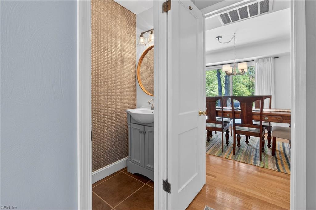 728 Queen Elizabeth DR