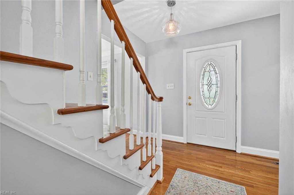 728 Queen Elizabeth DR