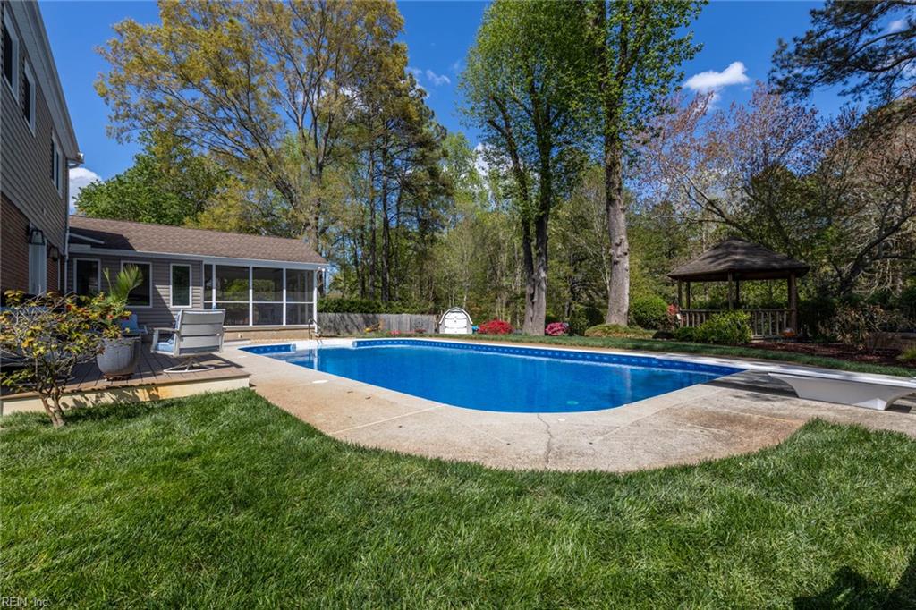 728 Queen Elizabeth DR