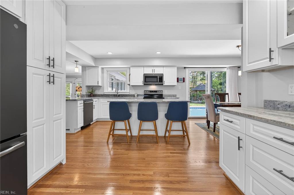 728 Queen Elizabeth DR