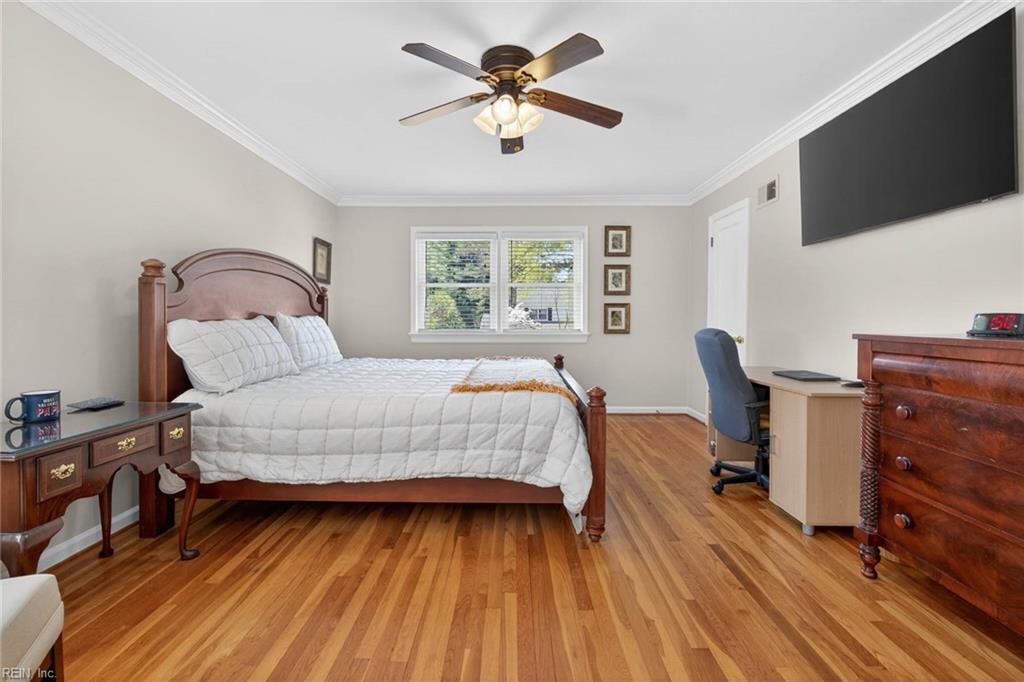 728 Queen Elizabeth DR