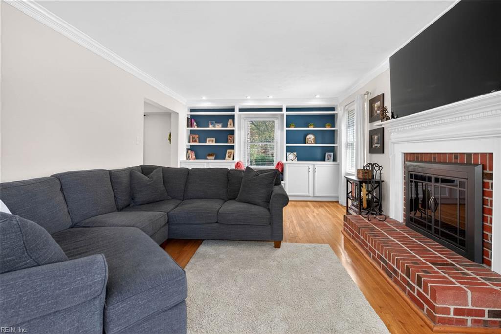 728 Queen Elizabeth DR