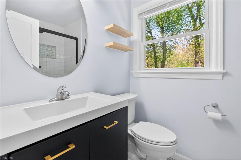 728 Queen Elizabeth DR