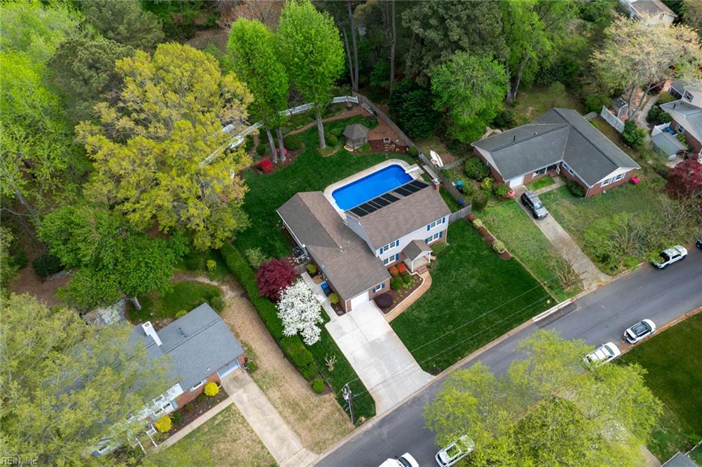 728 Queen Elizabeth DR