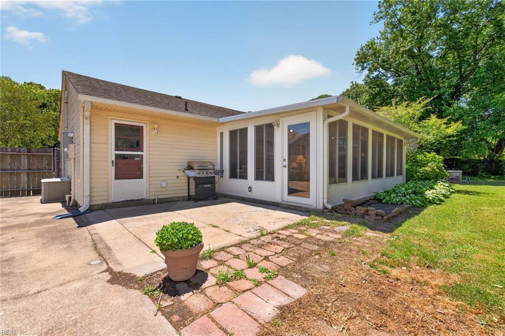 1117 Camelot CT