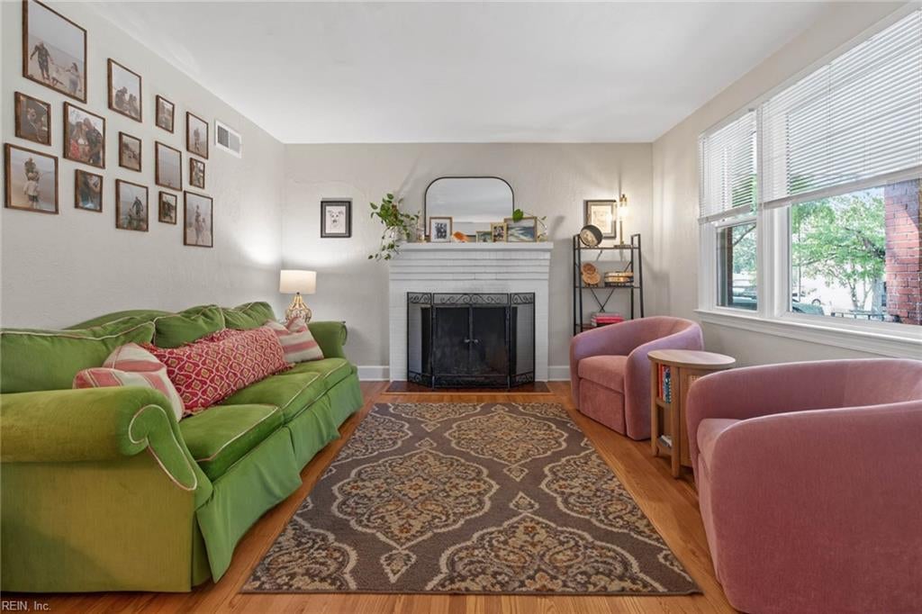 8814 Commodore DR