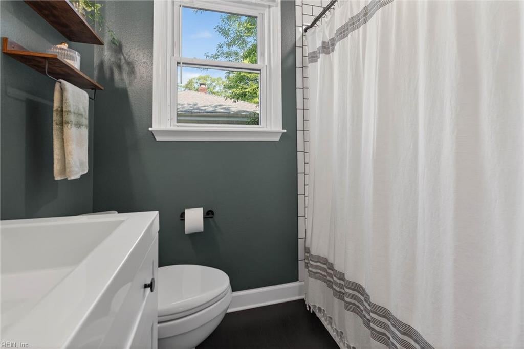 8814 Commodore DR