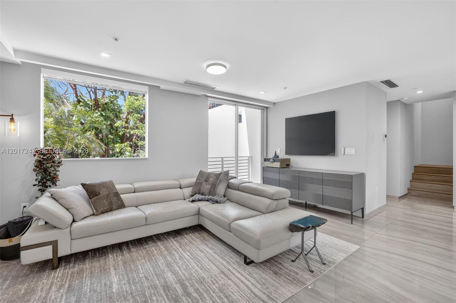 700 NE 14th Ave # 311