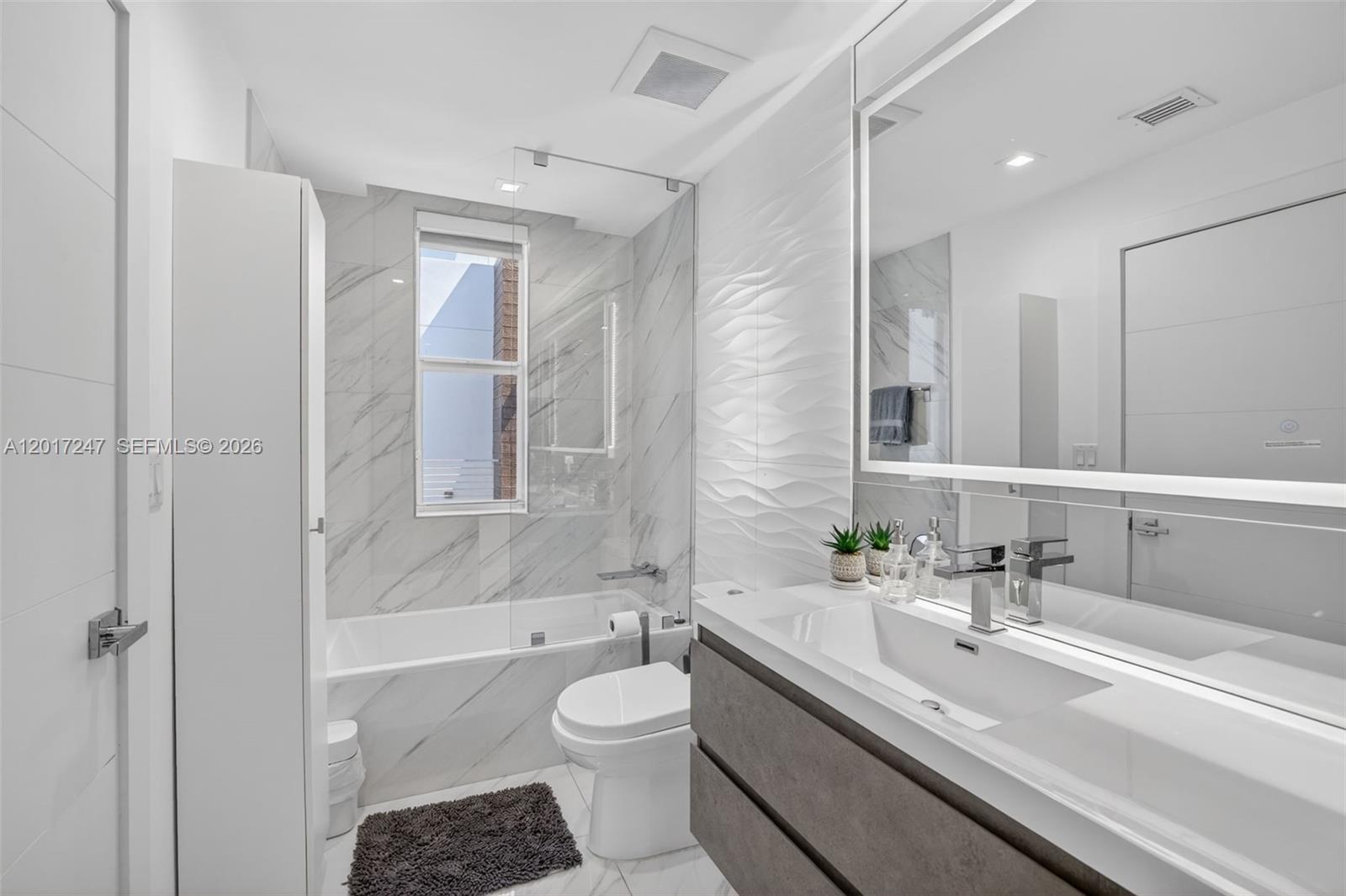 700 NE 14th Ave # 311
