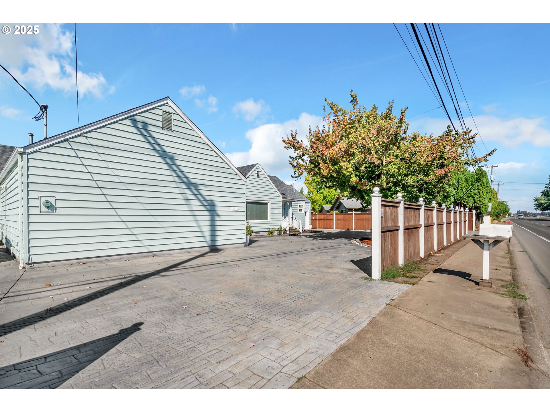 2736/2740 COBURG RD