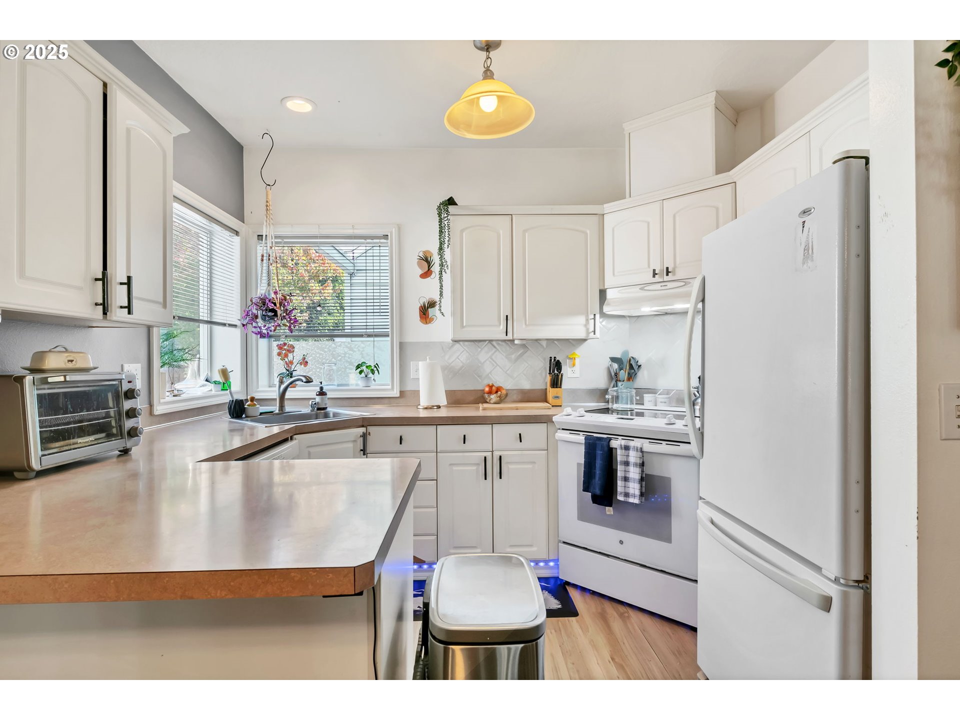 2736/2740 COBURG RD