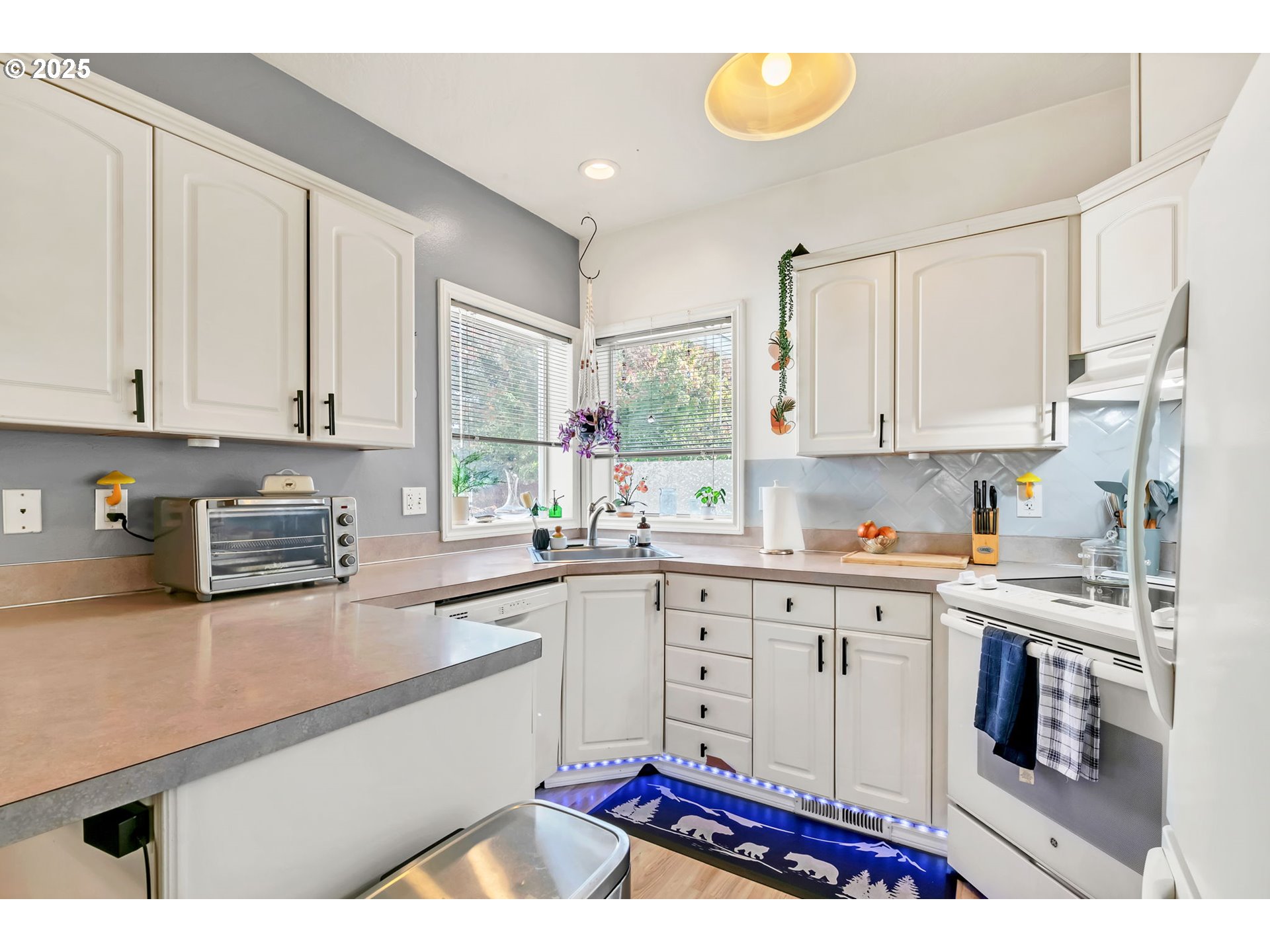 2736/2740 COBURG RD