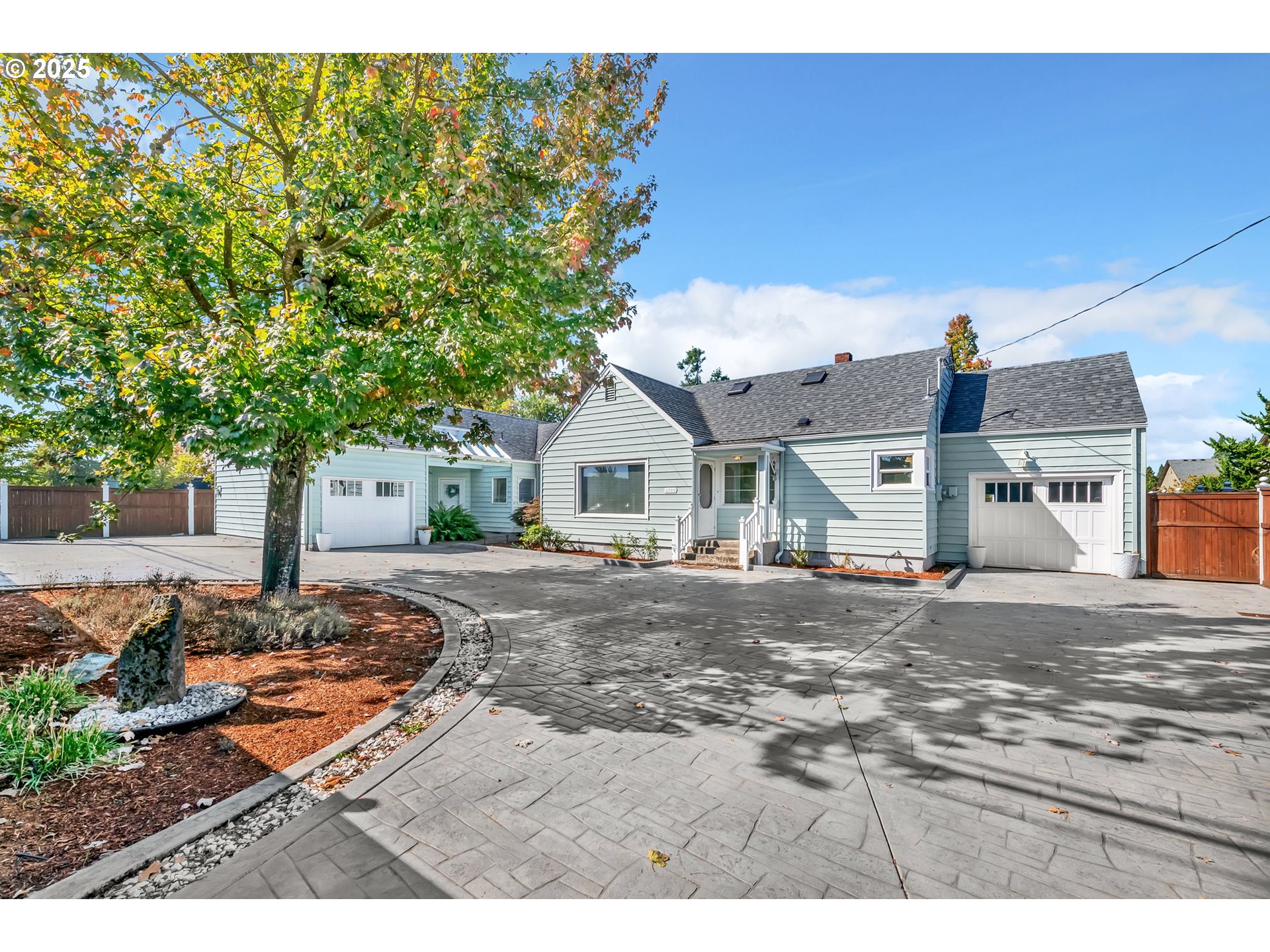 2736/2740 COBURG RD