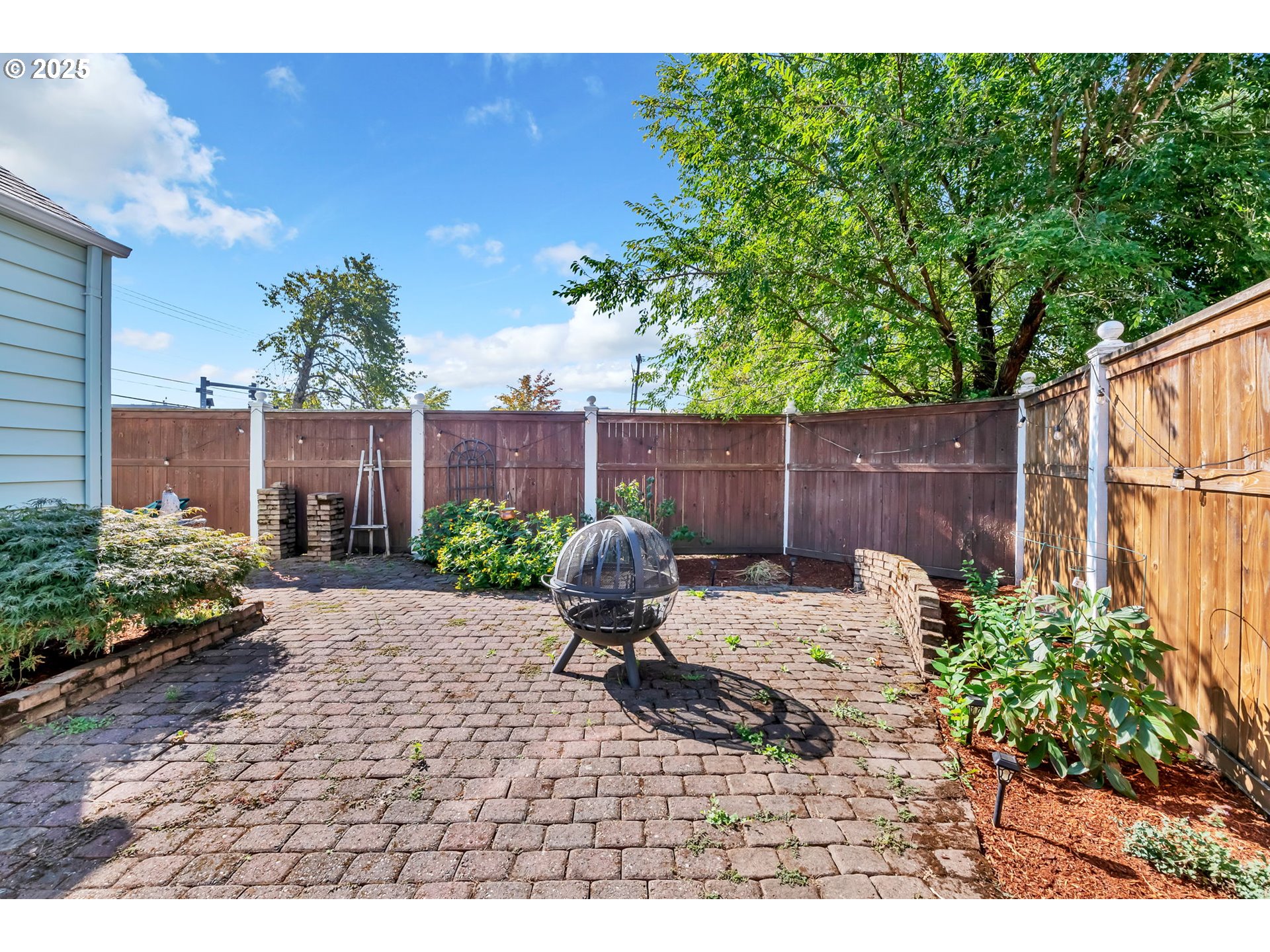 2736/2740 COBURG RD