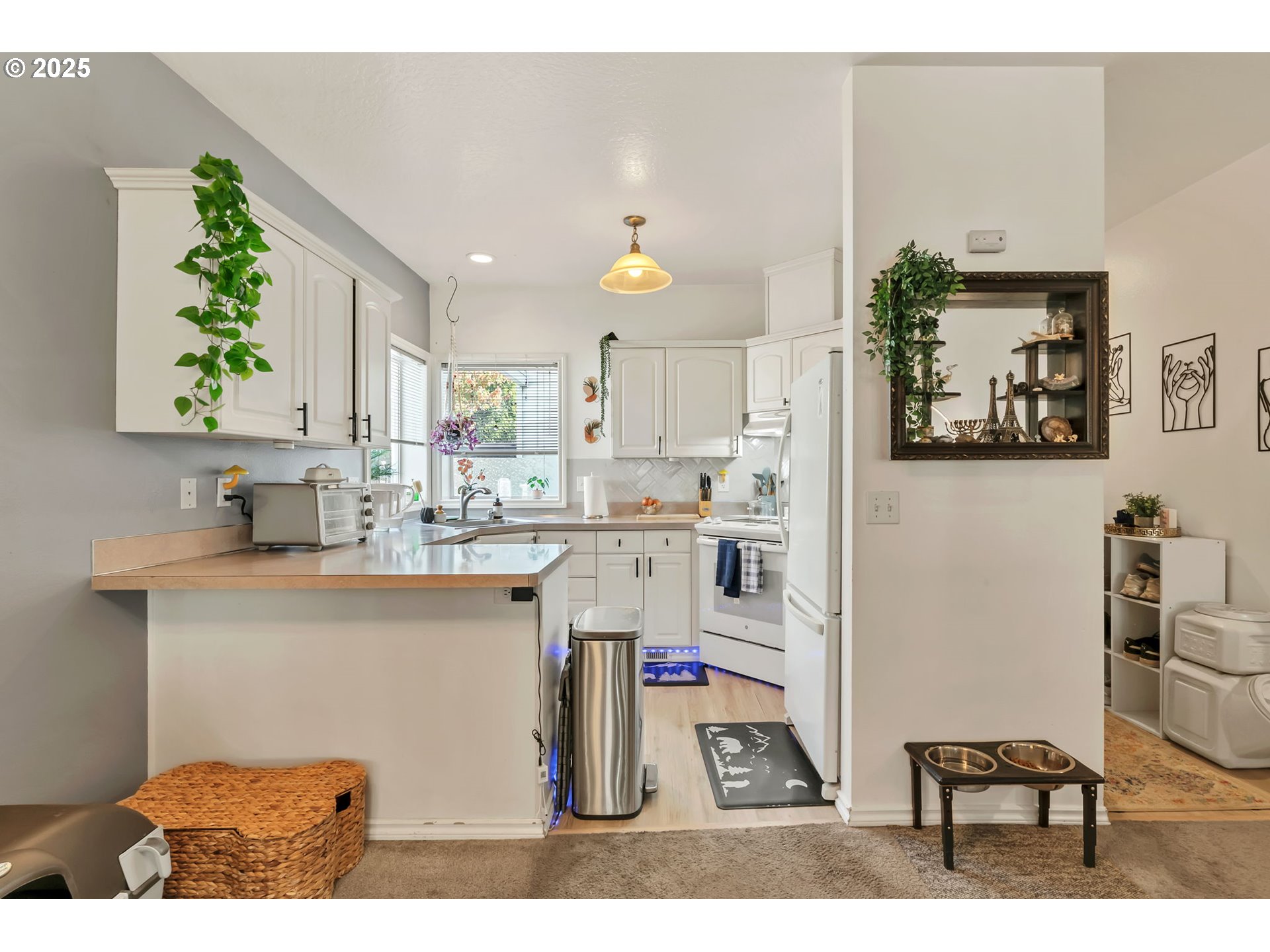 2736/2740 COBURG RD