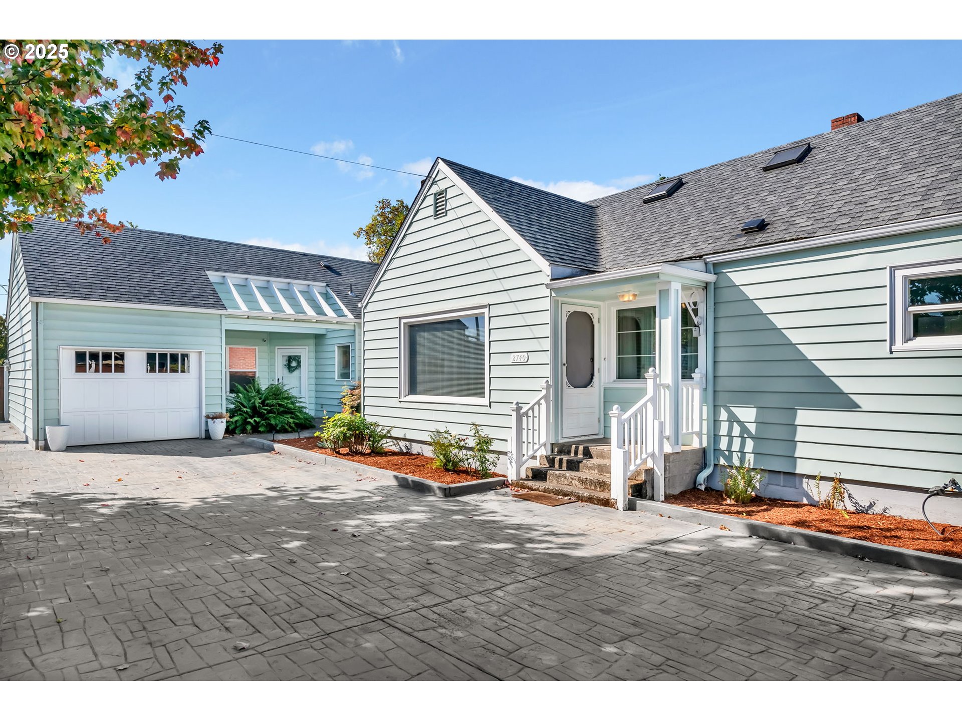 2736/2740 COBURG RD