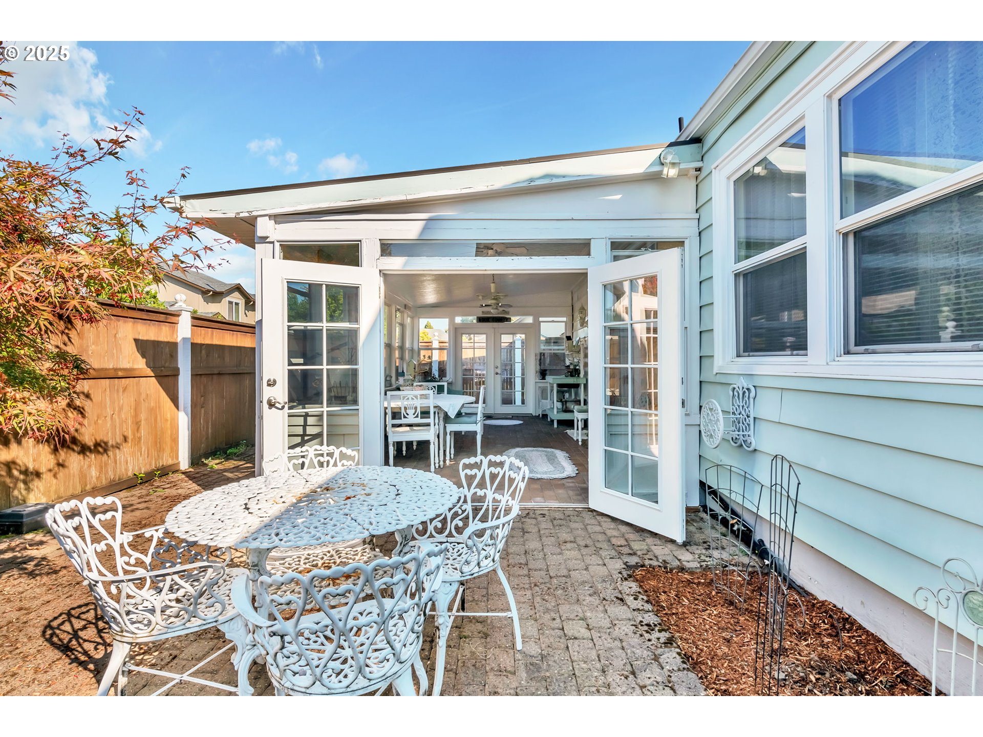 2736/2740 COBURG RD