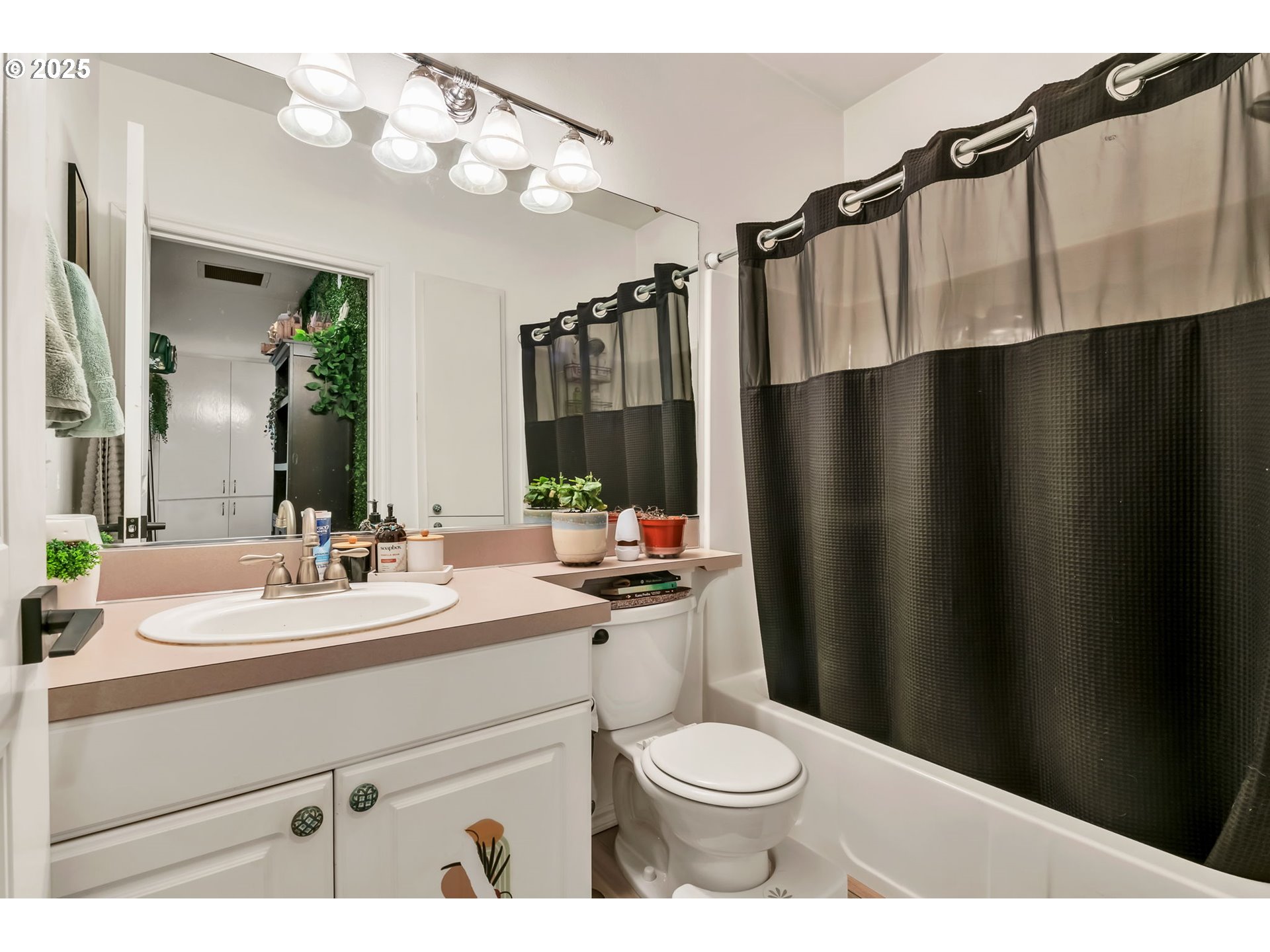 2736/2740 COBURG RD