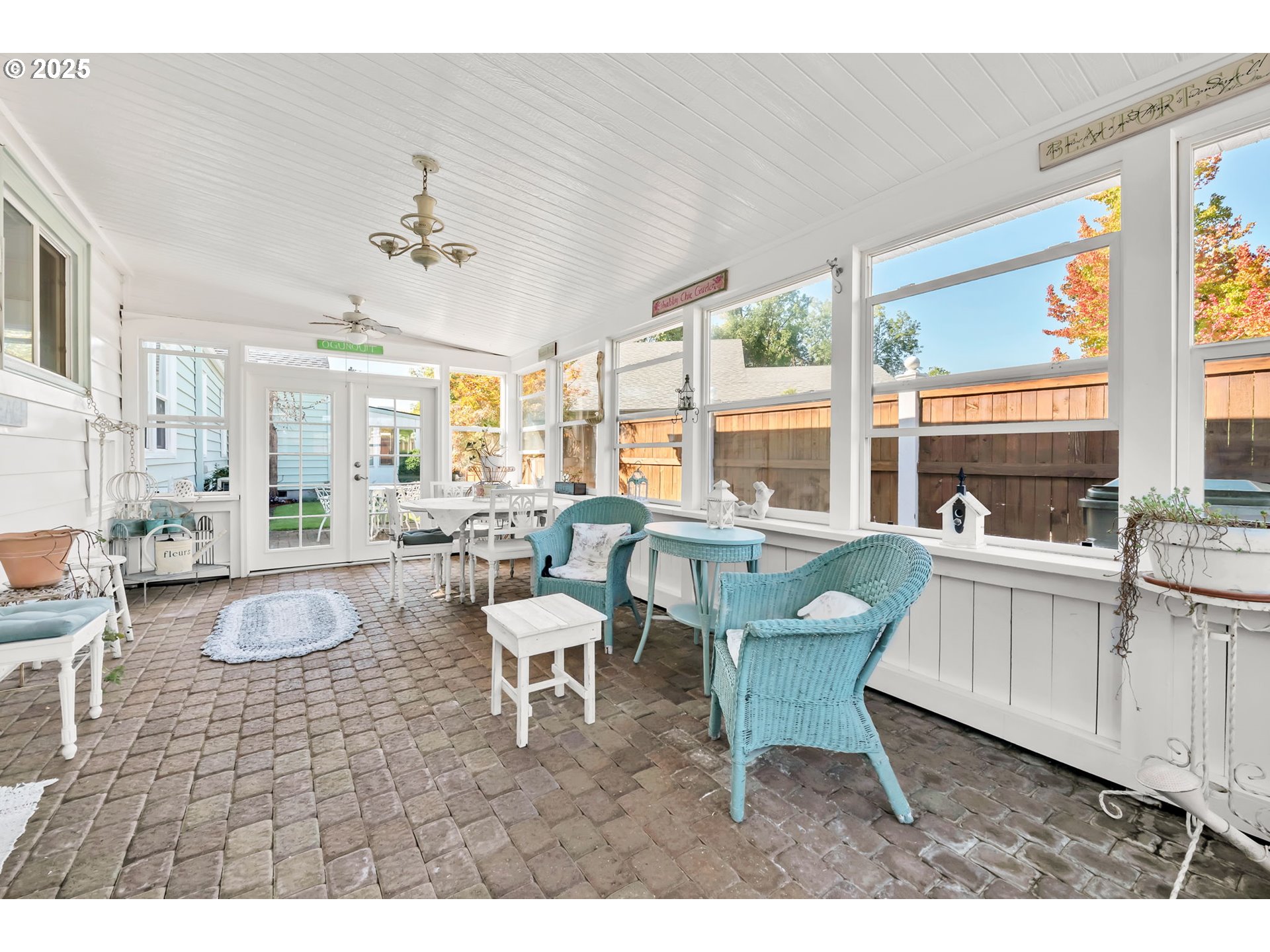 2736/2740 COBURG RD