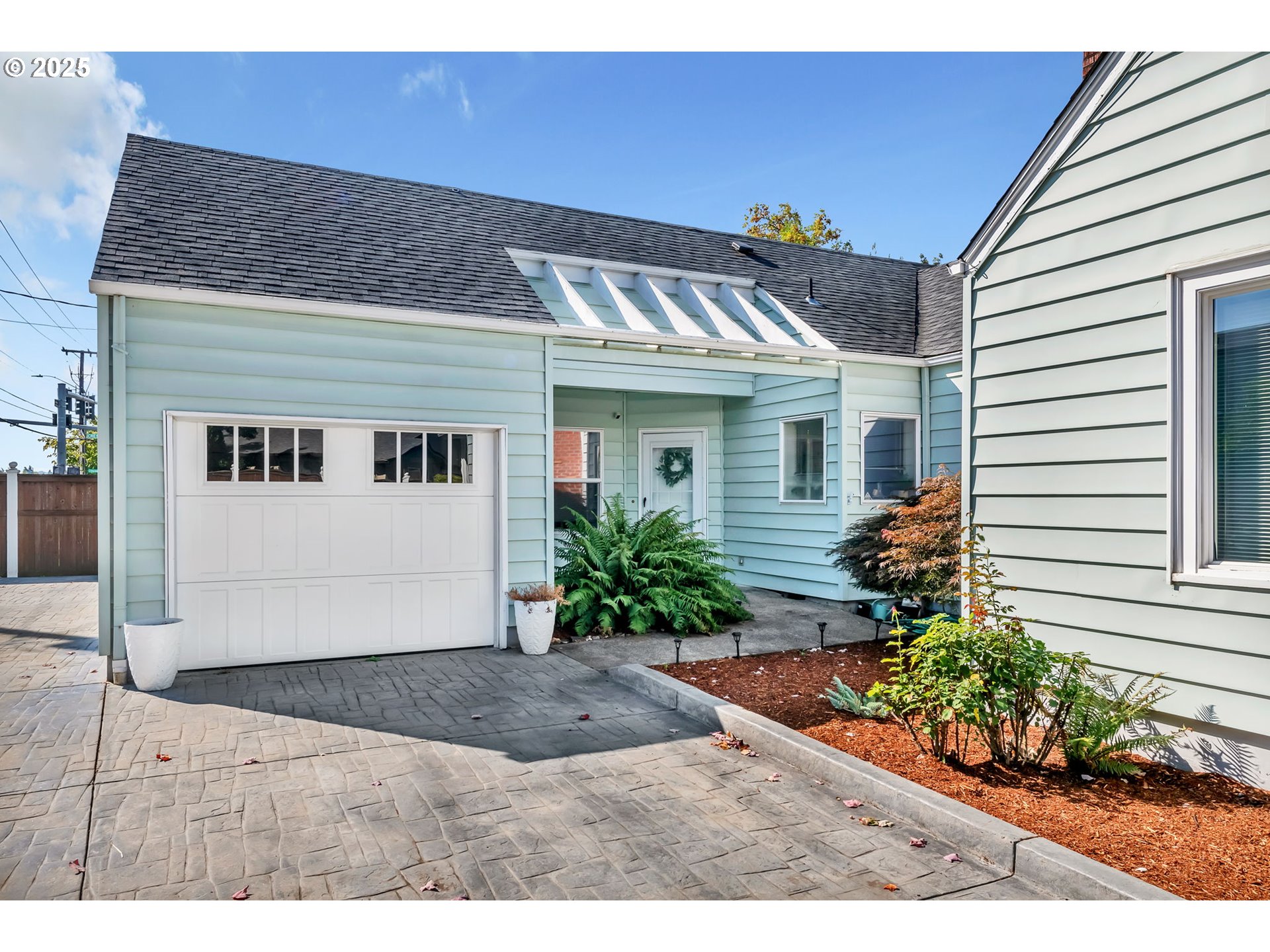 2736/2740 COBURG RD