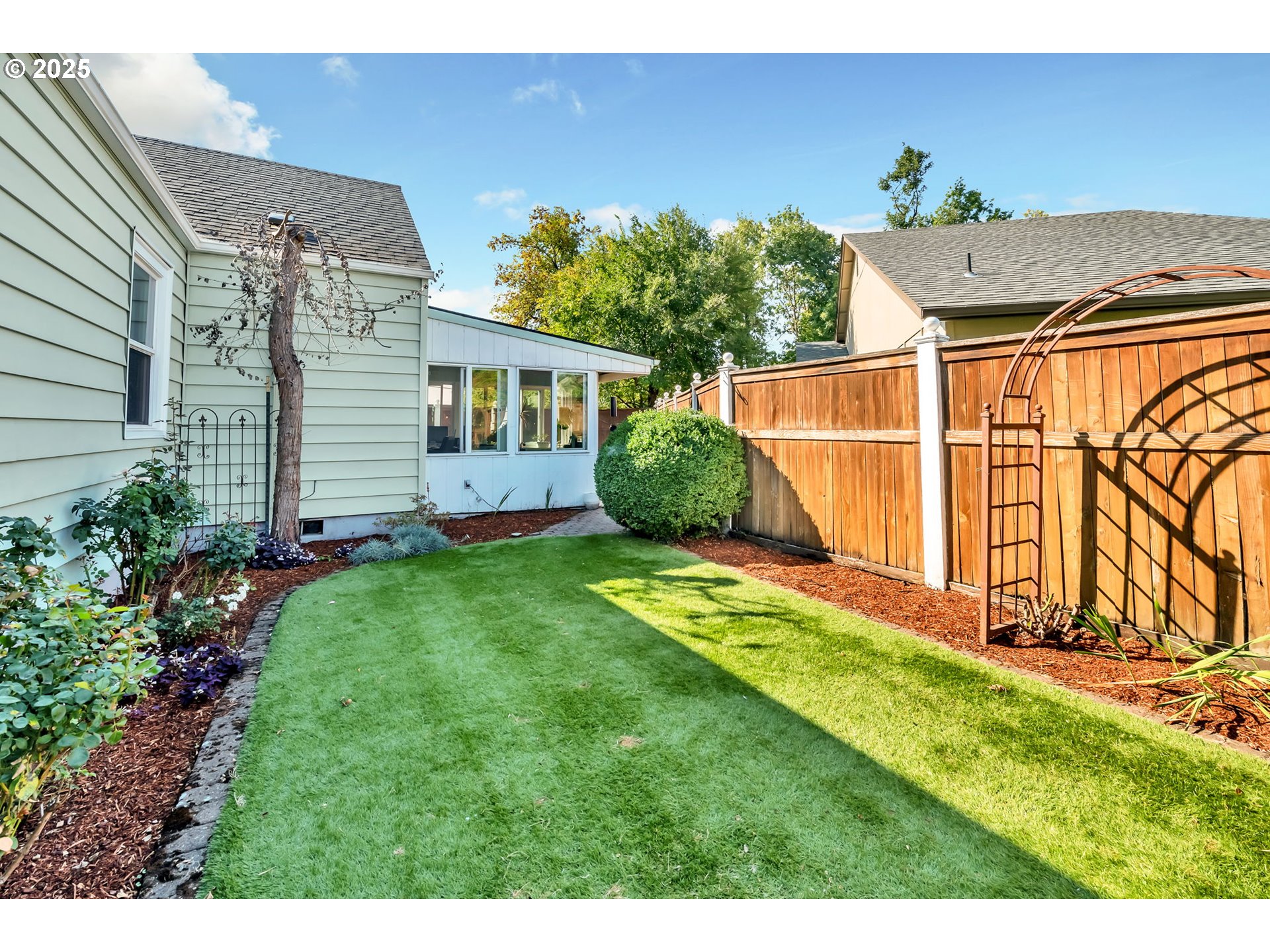 2736/2740 COBURG RD