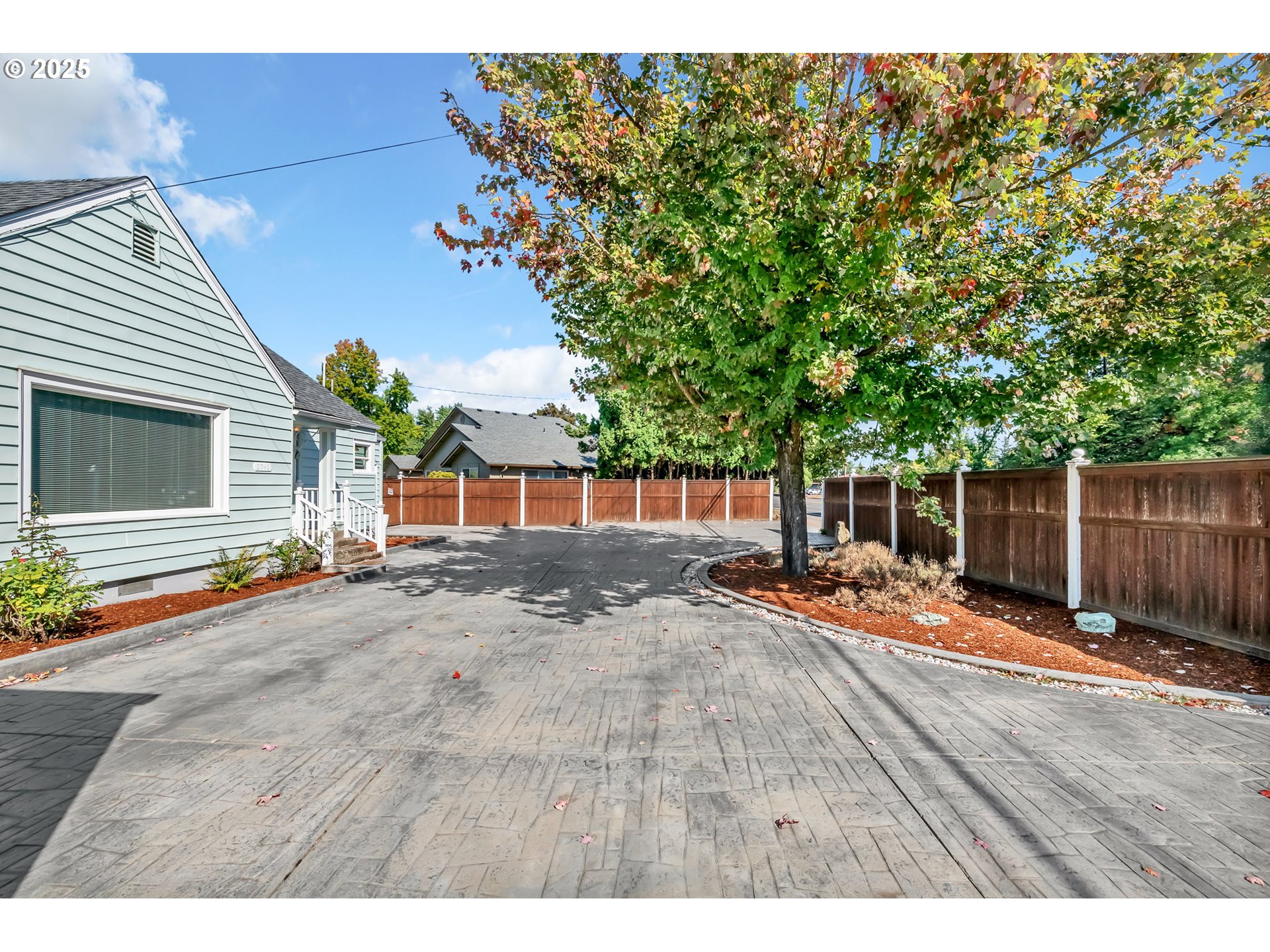 2736/2740 COBURG RD