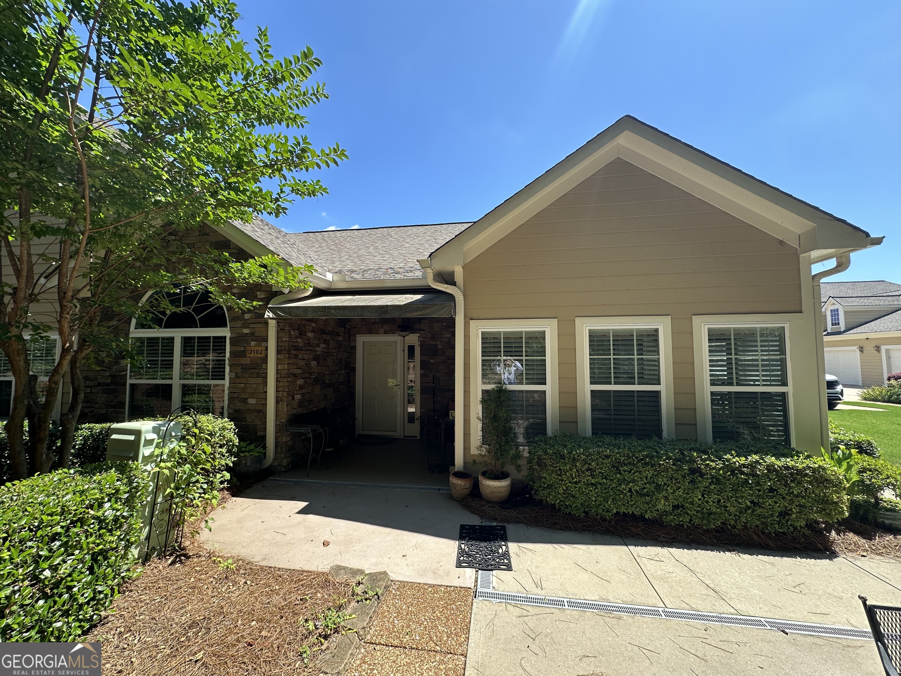 2102 Orchard Circle